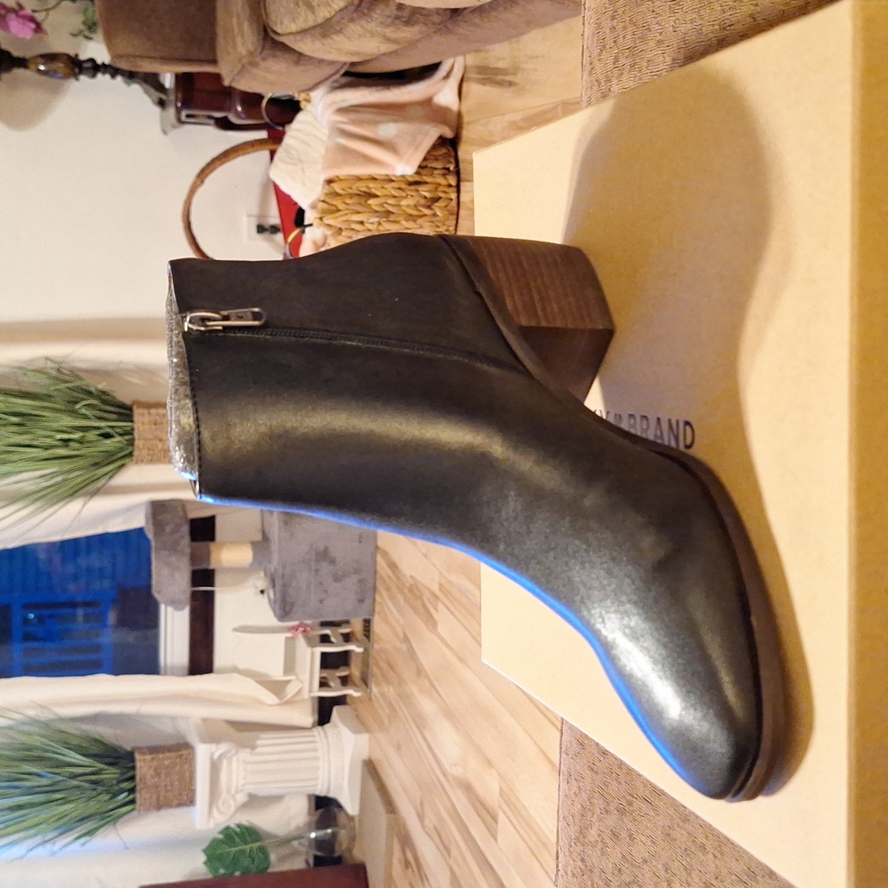 Black side zipper boot nwt